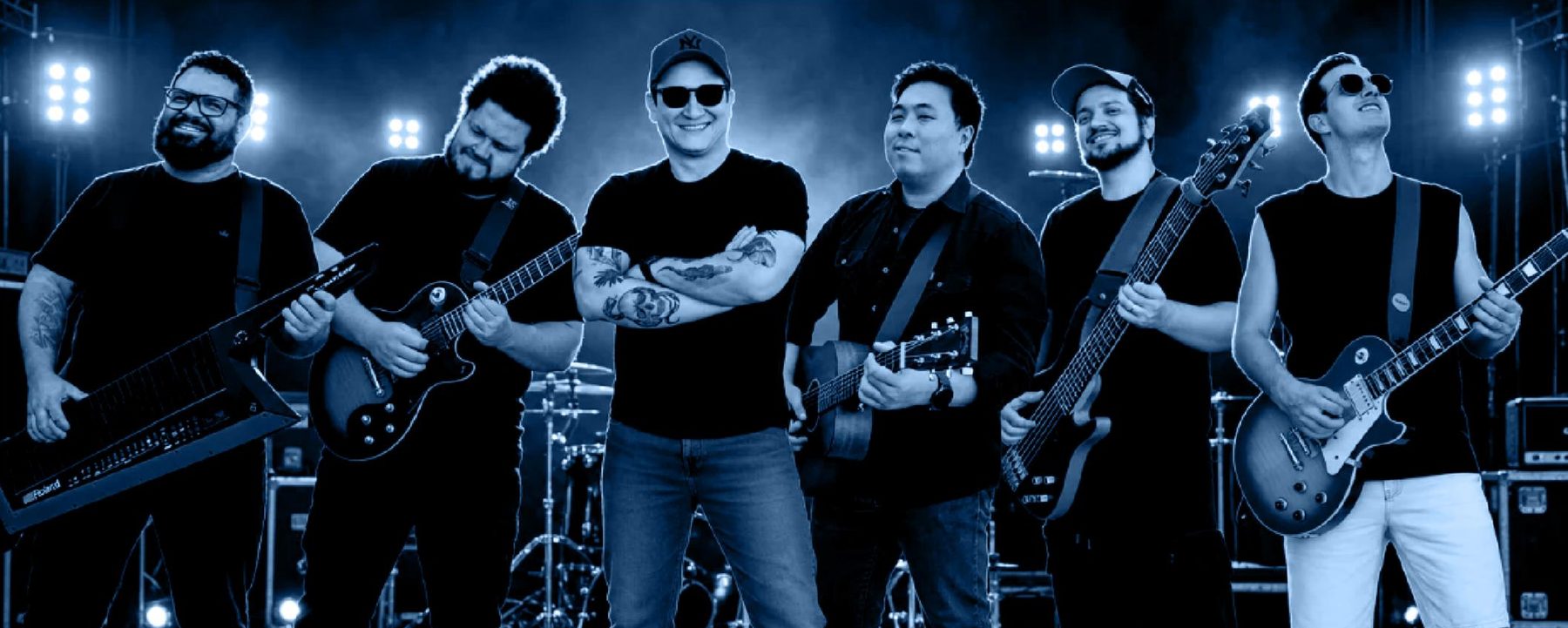 Os seis integrantes da Covil dos Lobos no palco, com seus instrumentos